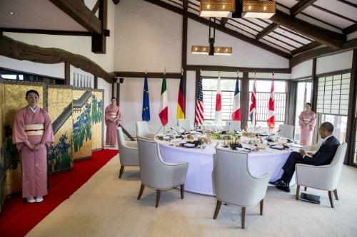 Image courtesy of the Barack Obama Presidential Library, President Barack Obama jots down notes…